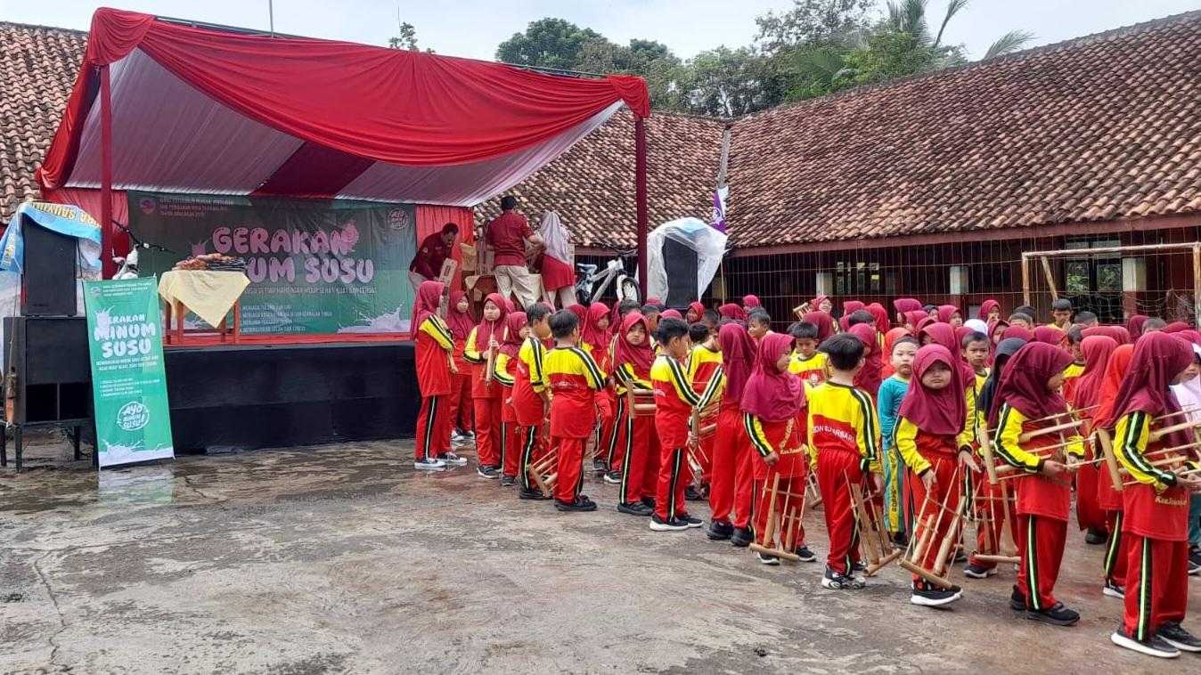 DKP3 Kota Tasikmalaya Gelar Program Gerakan Minum Susu di SDN Mugarsari