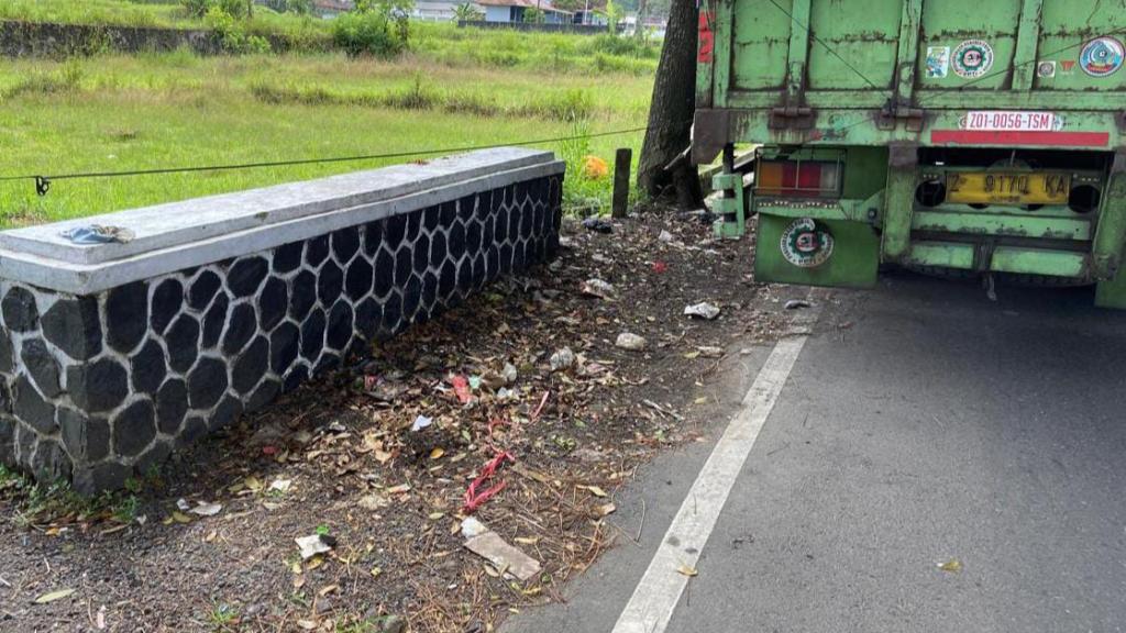DLH Kota Tasikmalaya Angkut Sampah yang Menumpuk di Jalan Gubernur Sewaka