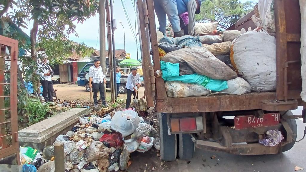 DLH Kota Tasikmalaya Bersihkan Tumpukan Sampah di Jalan Gubernur Sewaka