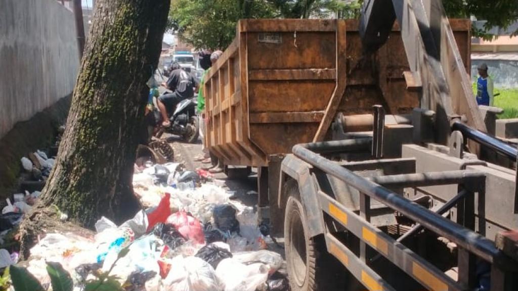 DLH Kota Tasikmalaya Bersihkan Tumpukan Sampah di Jalan Lukmanul Hakim