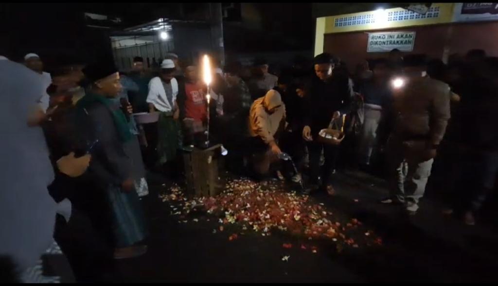 Doa Bersama dan Tabur Bunga di Lokasi Kejadian, Keluarga dan Warga Kenang Pelajar yang Tewas di Jalan Letjen Mashudi Tasikmalaya