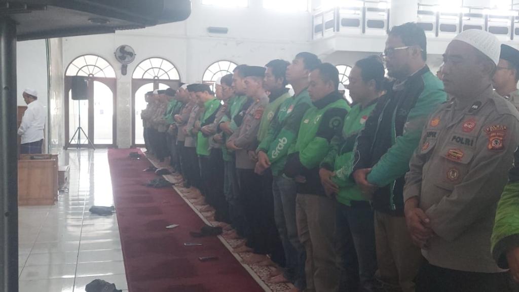 Doa dan Duka untuk Affan Kurniawan, Polisi dan Komunitas Ojol Banjar Gelar Sholat Ghaib