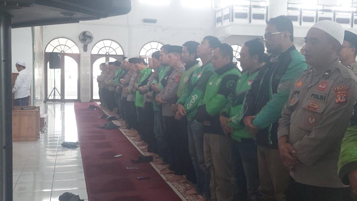 Doa dan Duka untuk Affan Kurniawan, Polisi dan Komunitas Ojol Banjar Gelar Sholat Ghaib