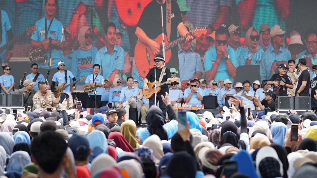 Doel Sumbang Pukau Ribuan Penonton pada Kampanye Akbar Viman-Diky di Stadion Wiradadaha Tasikmalaya