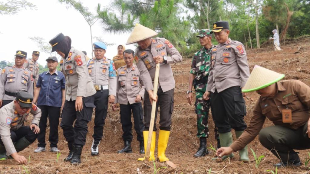 Dorong Indonesia Emas 2045, Polres Ciamis Tanam Jagung di Panawangan