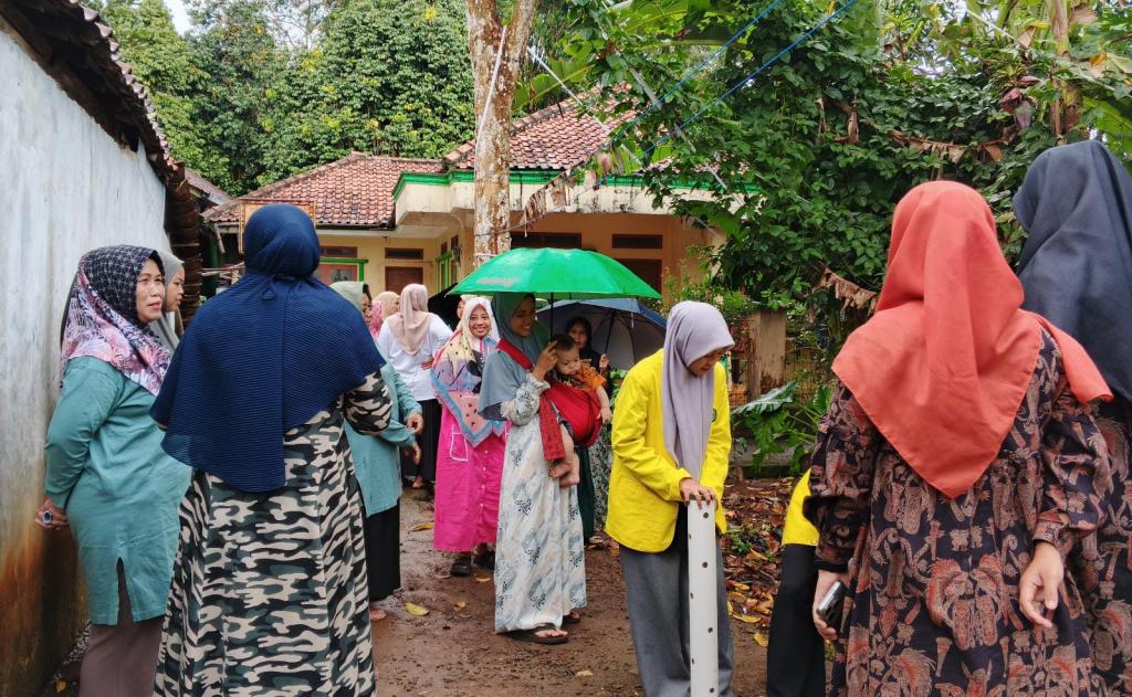 Dosen dan Mahasiswa Unsil Tasikmalaya Kenalkan Konservasi Air melalui Lubang Resapan Biopori kepada KWT Kusari