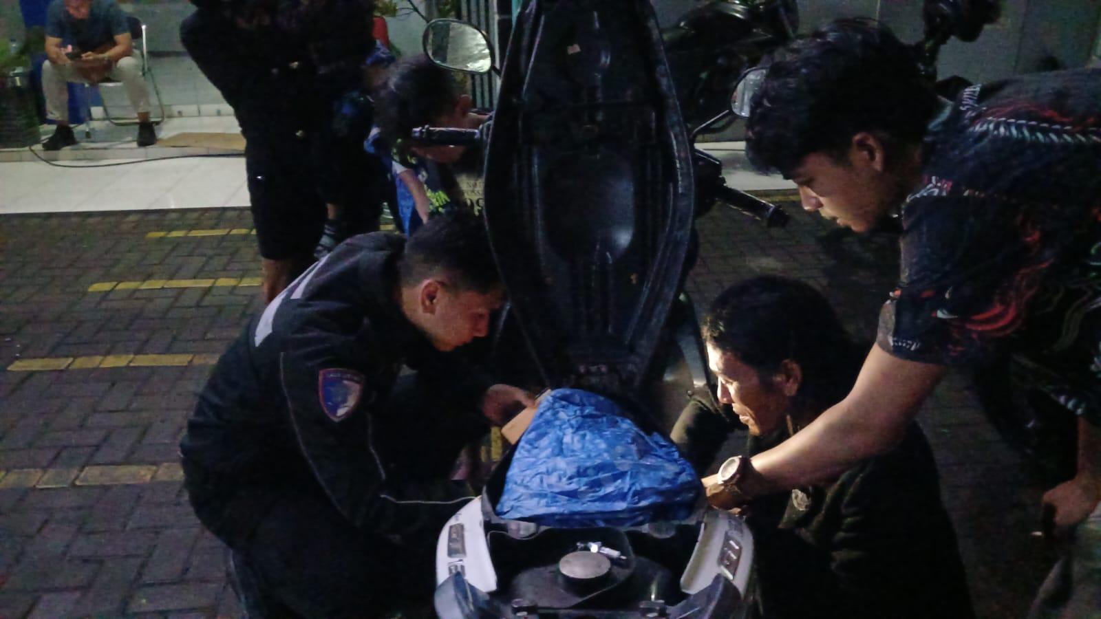 Dua Polisi di Tasikmalaya Jadi Montir Dadakan, Bantu Pemudik yang Motornya Mogok