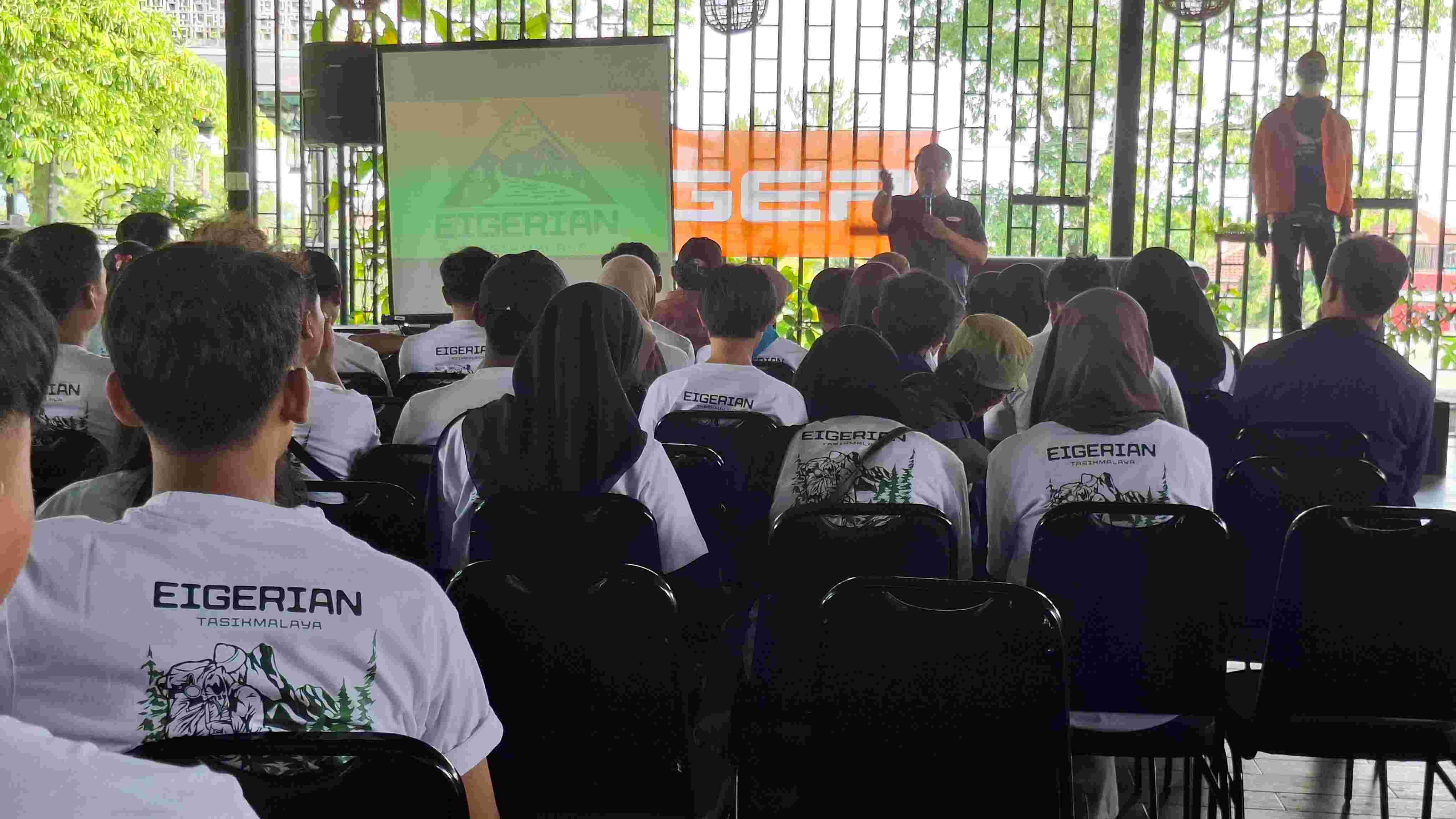 EIGERIAN Tasikmalaya Menggema, Ratusan Komunitas Sulut Api Kolaborasi di Jantung Priangan Timur