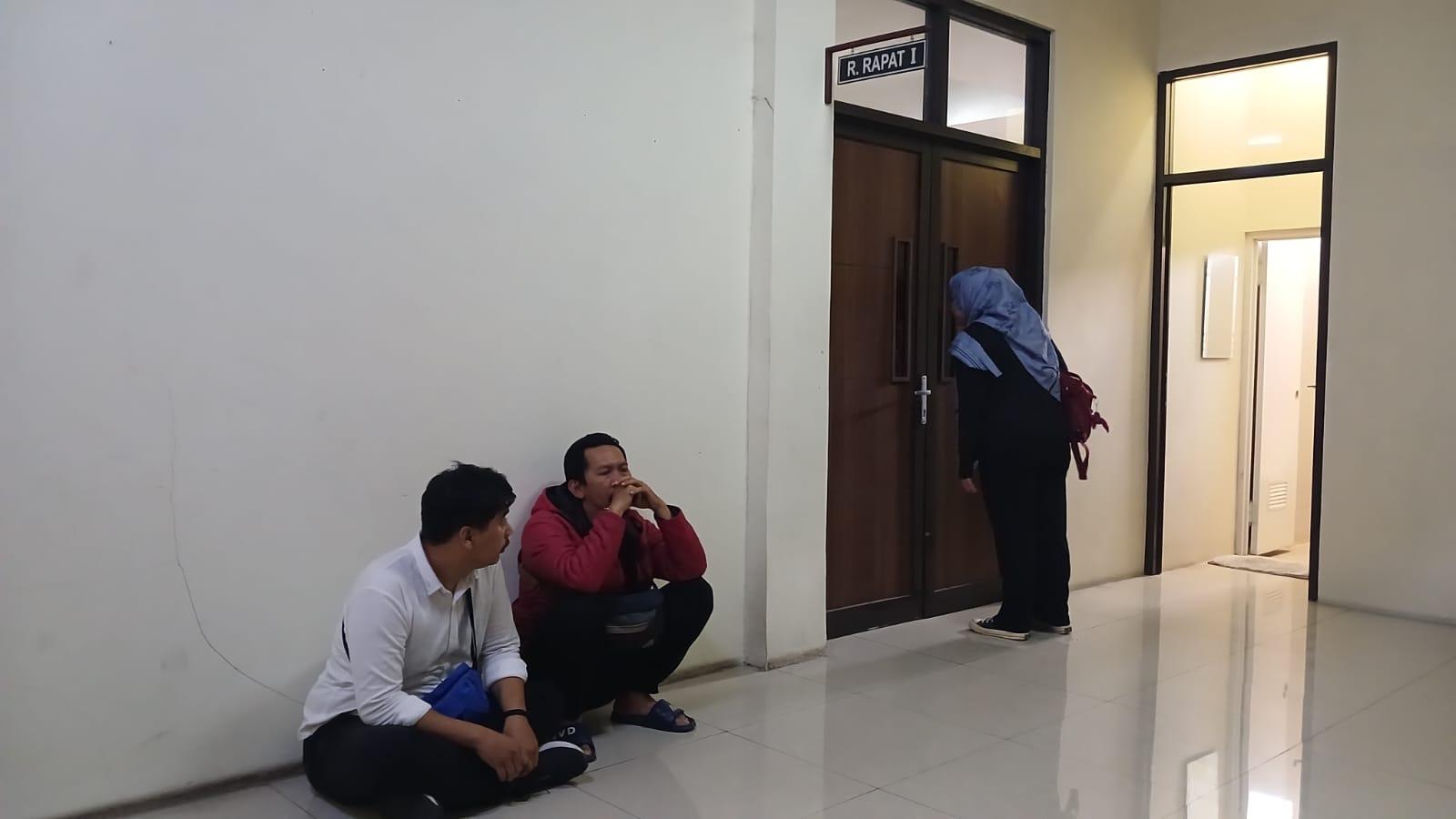 Mantan Pegawai RSUD Tak Dilibatkan dalam Rapat Dewan, Hanya Menunggu di Luar Ruangan