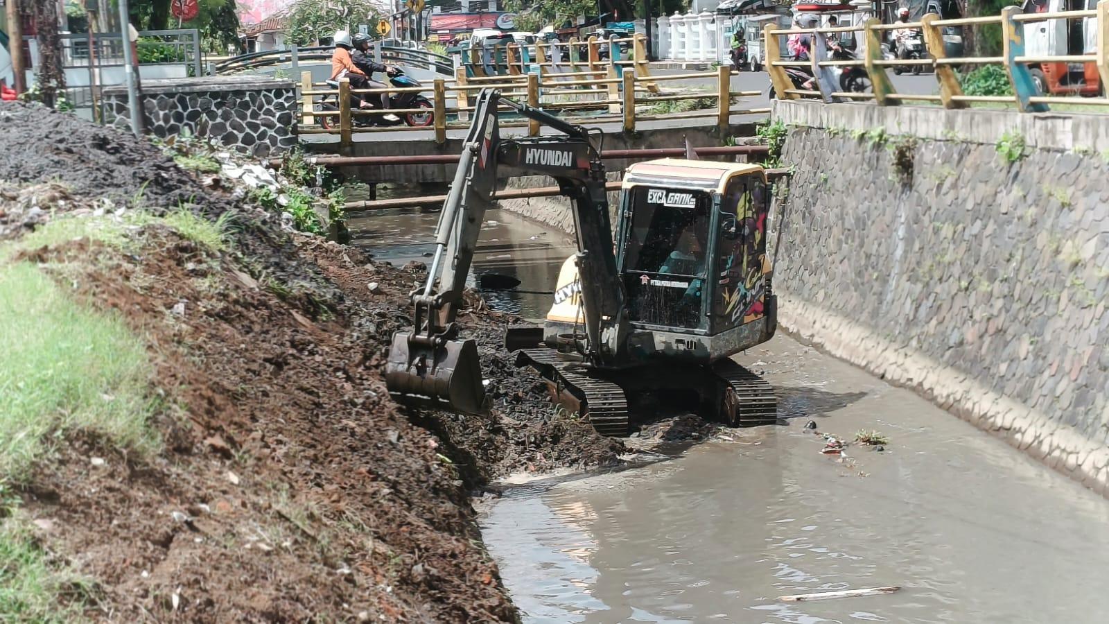 Empat Pekan Berjalan, UPTD PSDA Citanduy Keruk Sedimen Saluran Irigasi Cimulu