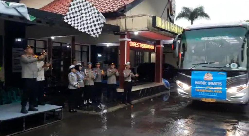 Fuji Bisa Pulang Kampung Berkat Mudik Gratis dari Polres Tasikmalaya