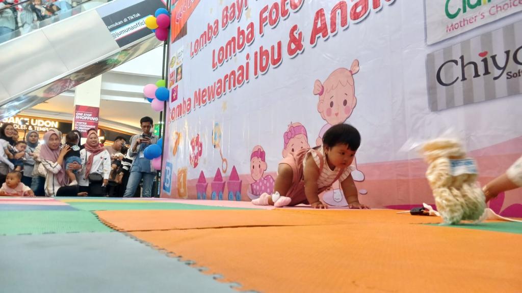 Gemasnya Puluhan Bayi Ikut Lomba Merangkak di Plaza Asia Tasikmalaya