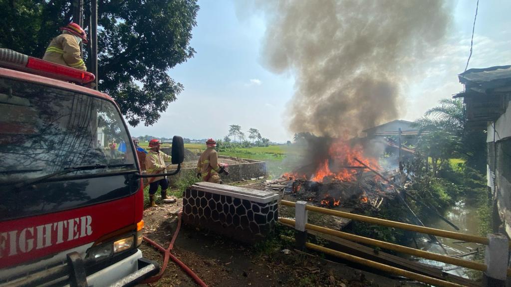 Gudang Kain Perca di Jalan Letjen Mashudi Tasikmalaya Ludes Terbakar, Diduga Akibat Korsleting Listrik