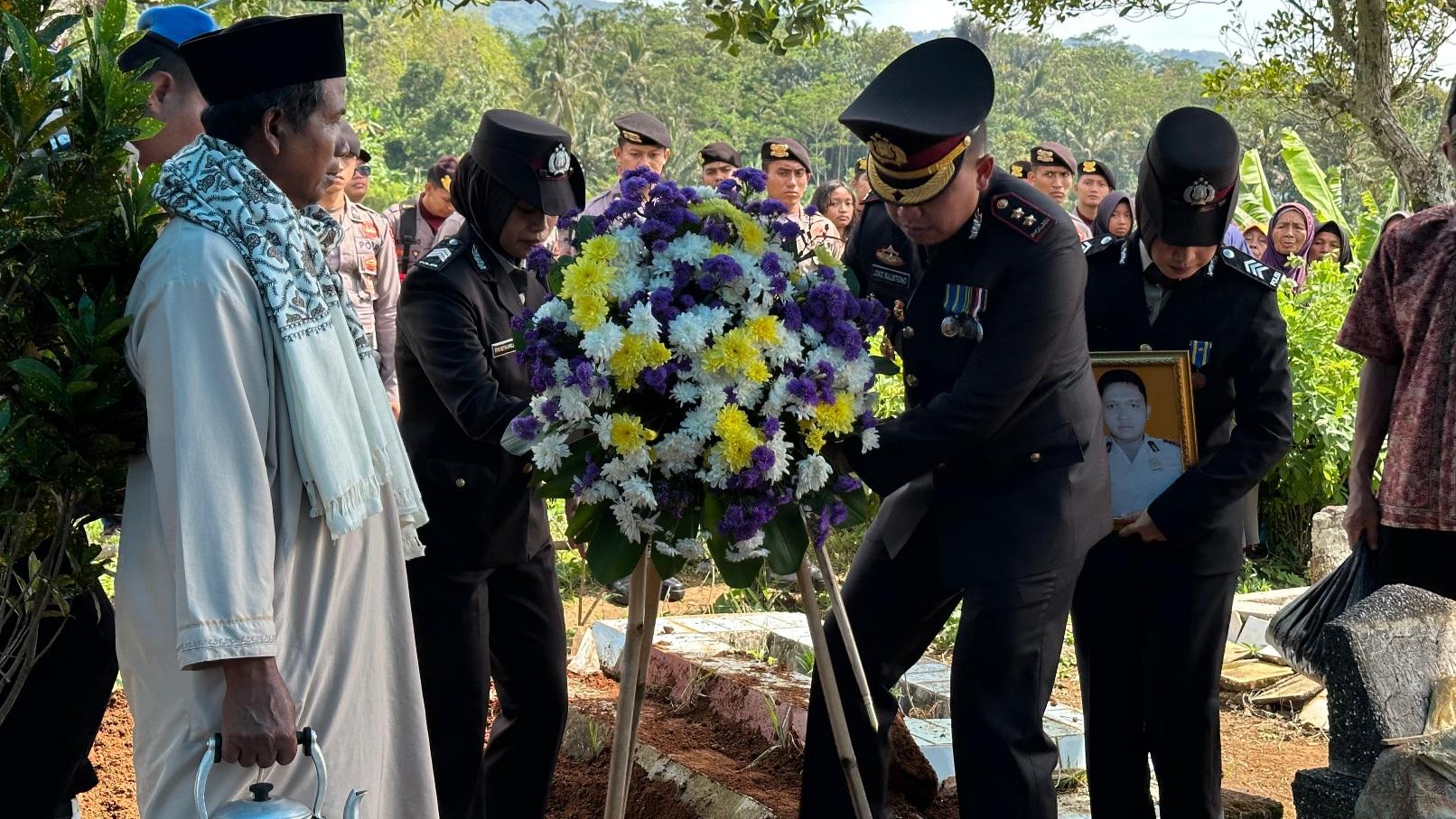 Gugur Usai Selamatkan Wisatawan di Pantai Pangandaran, Bripka Anditia Dianugerahi Pangkat Aipda Anumerta