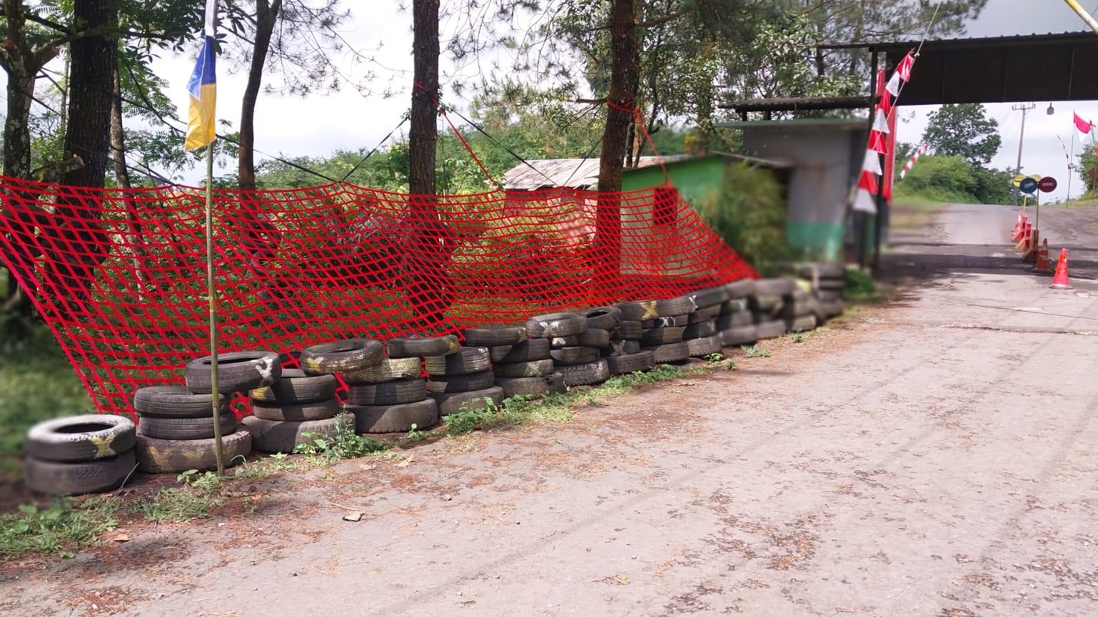 Pengelola Tempat Wisata Gunung Galunggung Tasikmalaya Pasang Jaring Antisipasi Kecelakaan Akibat Rem Blong