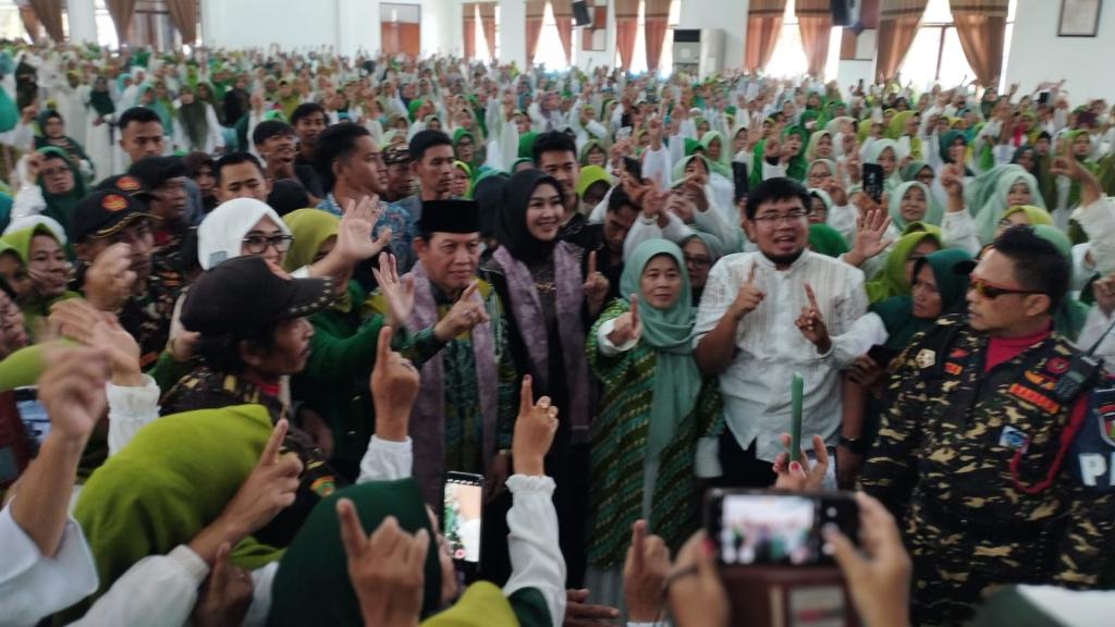 Hadiri Maulid Nabi Muslimat NU, Cagub dan Cawagub Jabar Acep Adang Ruhiyat-Gita KDI Paparkan 4 Program Unggulan