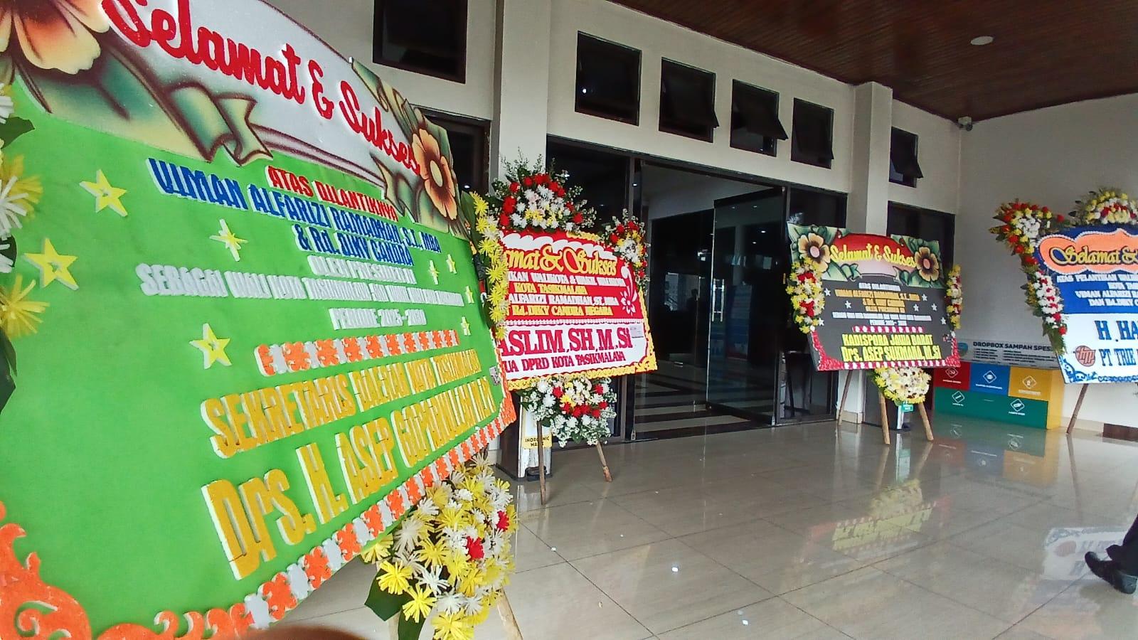 Bale Kota Tasikmalaya Dipenuhi Karangan Bunga Sambut Pelantikan Viman-Diky