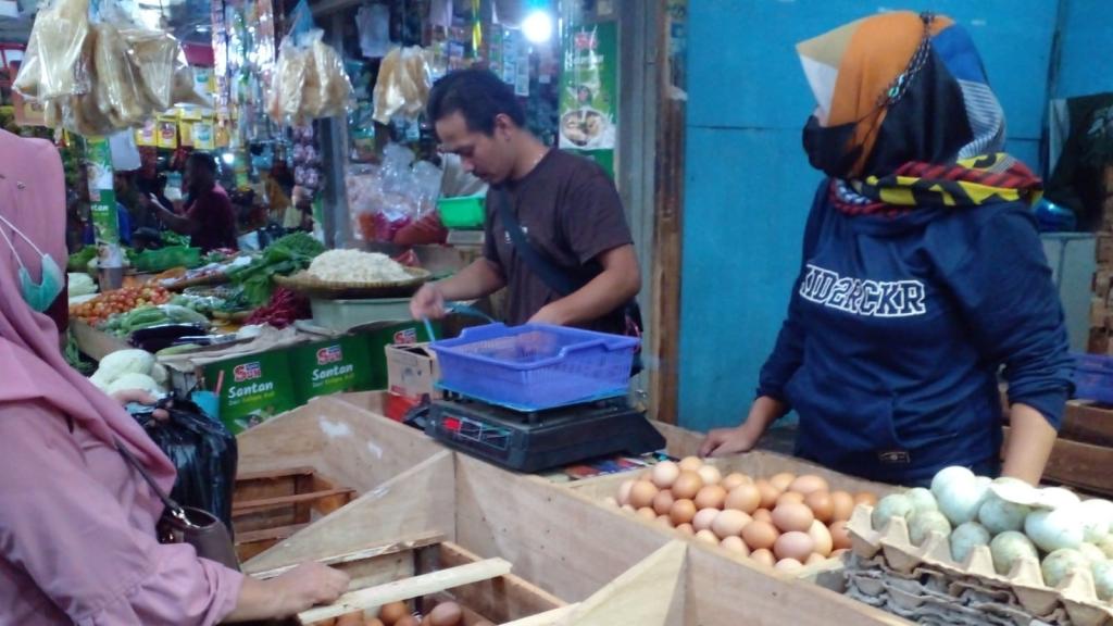 Harga Telur Ayam Ras di Pasar Ciamis Masih Stabil di Awal Tahun 2025
