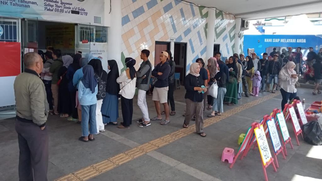 Hari Pertama Pasca Libur Panjang, Samsat Singaparna Diserbu Warga