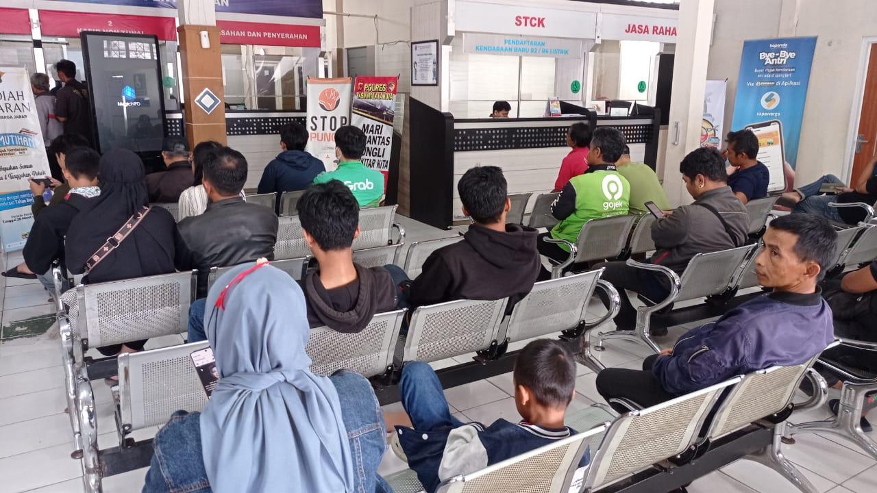 Hari Pertama Pemutihan Pajak Kendaraan, Warga Padati Samsat Kota Tasikmalaya