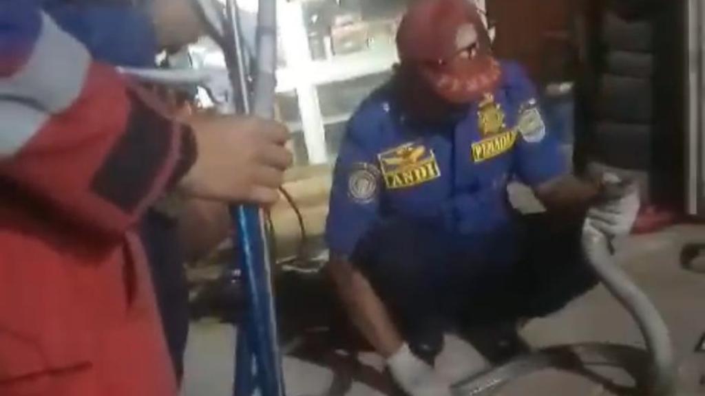 Heboh! Ular King Kobra Sepanjang 3 Meter di Dalam Bengkel, Damkar Ciamis Turun Tangan