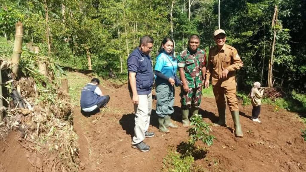 Hijaukan Lereng Gunung Sawal Ciamis, Warga dan TNI Tanam Ratusan Bibit Pohon di Panumbangan