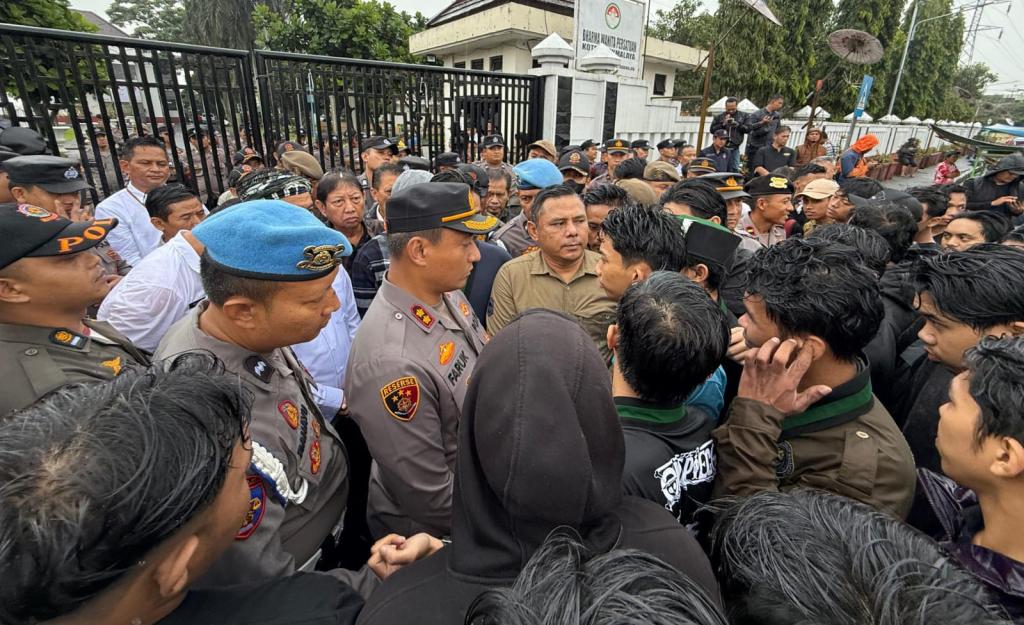 HMI Tasikmalaya Gelar Aksi Kritik 100 Hari Kerja Viman-Diky, Rapor Merah Jadi Simbol Kekecewaan