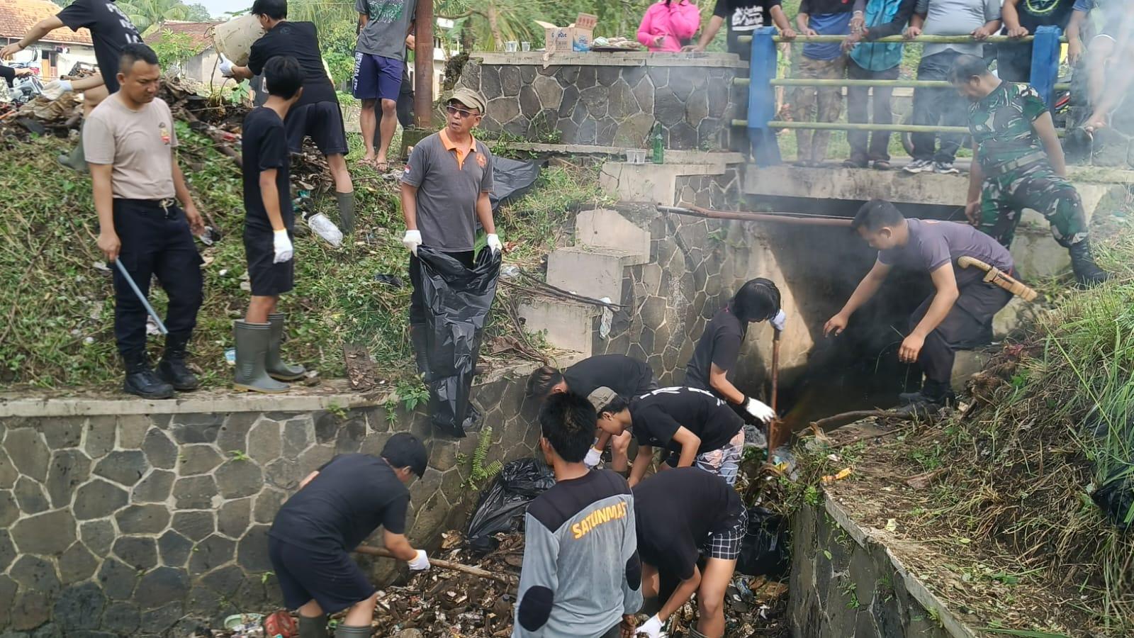 HMTS Unper Tasikmalaya dan Polsek Mangkubumi Bersihkan Sampah di Saluran Irigasi Cikunten