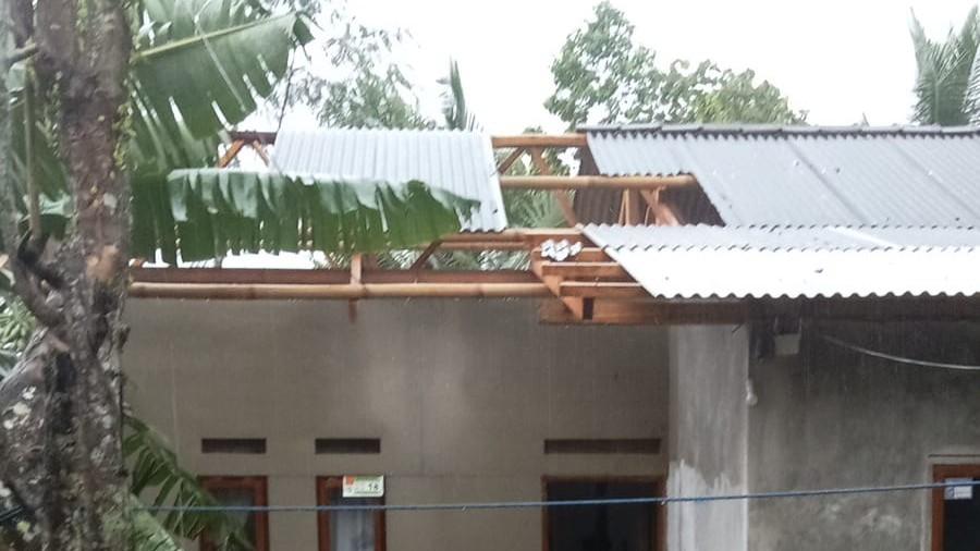 Hujan Deras dan Angin Kencang Terjang Manonjaya Tasikmalaya, Sejumlah Rumah Alami Kerusakan