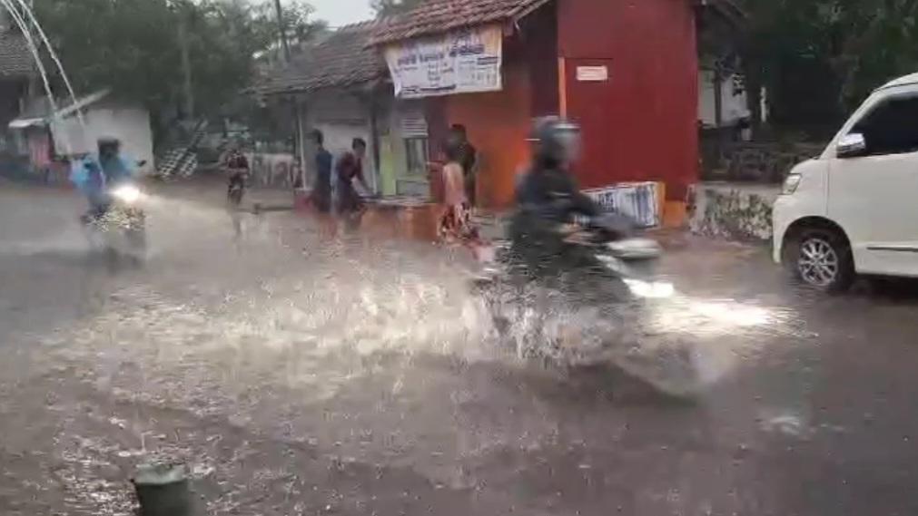Hujan Deras di Kota Tasikmalaya, Sungai Dalem Suba Meluap: Jalan hingga RSUD dr. Soekardjo Terendam