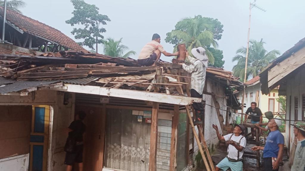 Hujan Deras Disertai Angin Kencang, Dua Rumah Warga di Desa Sadananya Ambruk