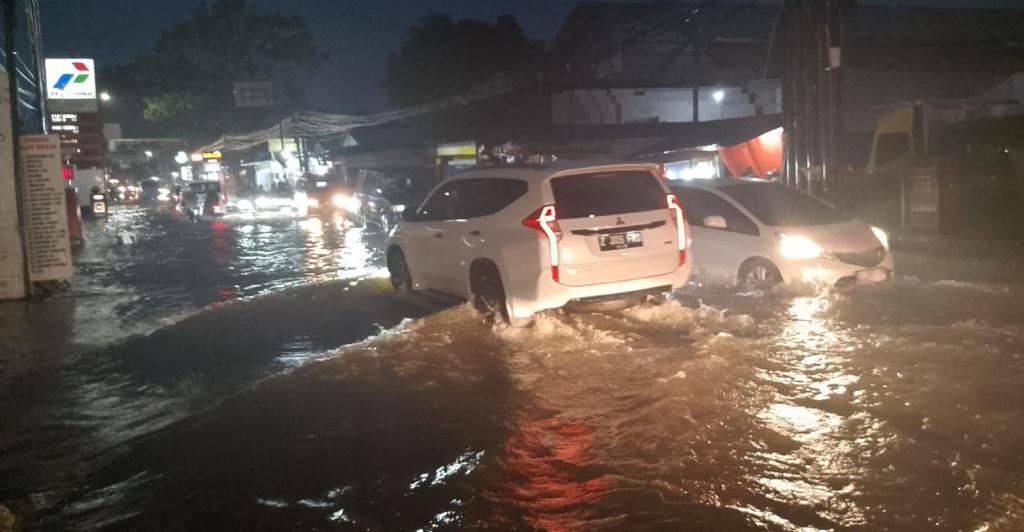 Hujan Deras Disertai Angin Kencang Sebabkan Banjir dan Pohon Tumbang di Sejumlah Titik Kota Tasikmalaya