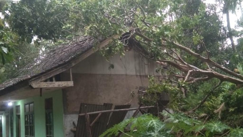 Hujan Deras Disertai Angin Kencang Terjang Ciamis, Puluhan Rumah Rusak