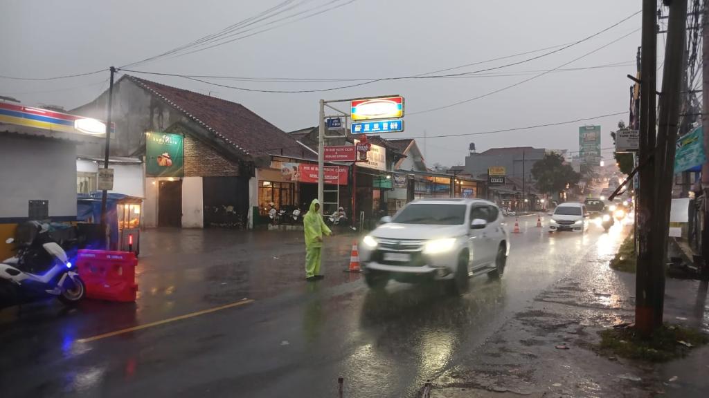 Hujan Deras Guyur Jalur Gentong Tasikmalaya, One Way Diberlakukan untuk Urai Kepadatan