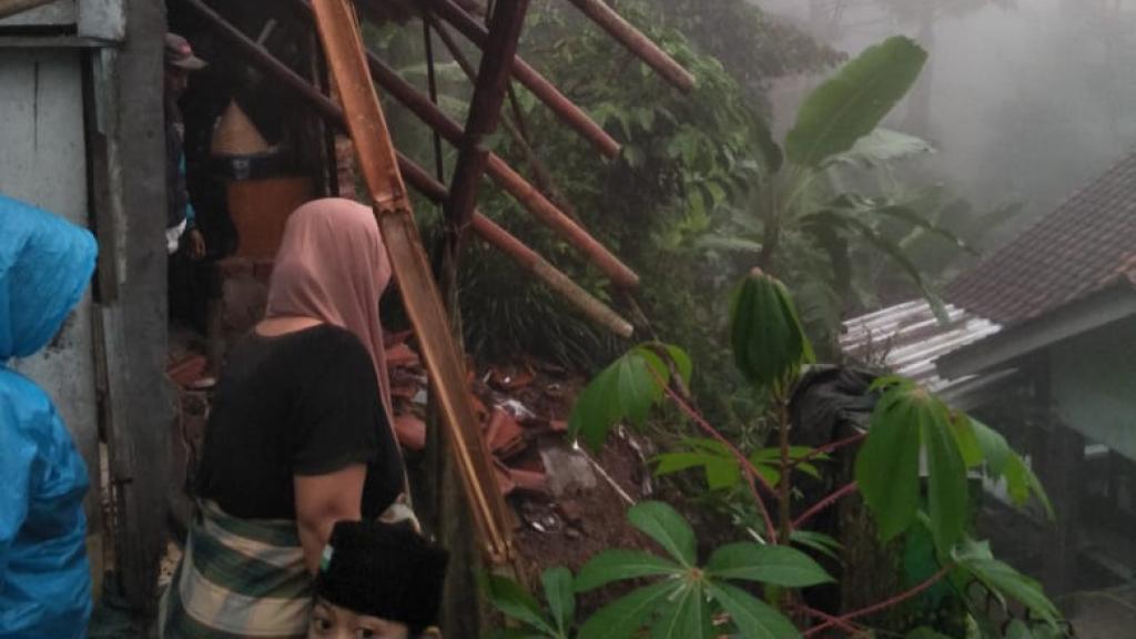 Hujan Deras Picu Longsor dan Kerusakan Rumah di Ciamis
