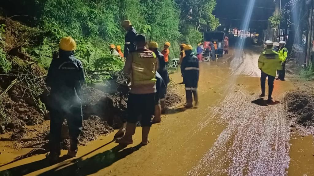 Hujan Deras Sebabkan Longsor di Jalur Garut-Tasikmalaya, Arus Lalu Lintas Sempat Tersendat