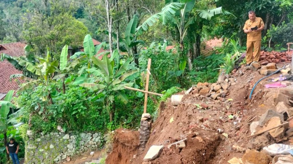 Hujan Deras Sebabkan TPT Runtuh, Rumah Warga di Panawangan Terancam Longsor