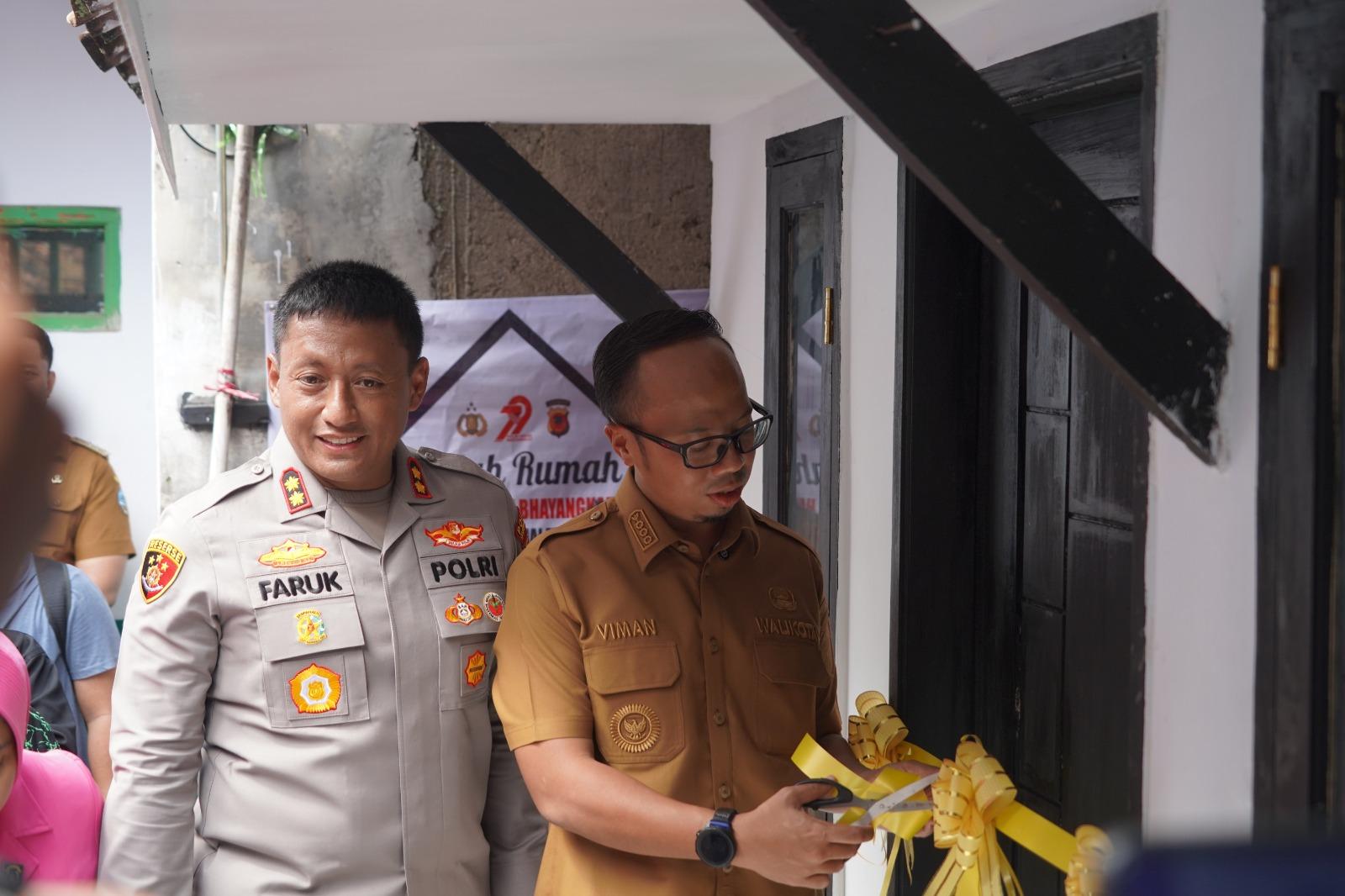 HUT Bhayangkara ke-79, Kapolres Tasikmalaya Kota Bedah Rumah Lansia di Argasari