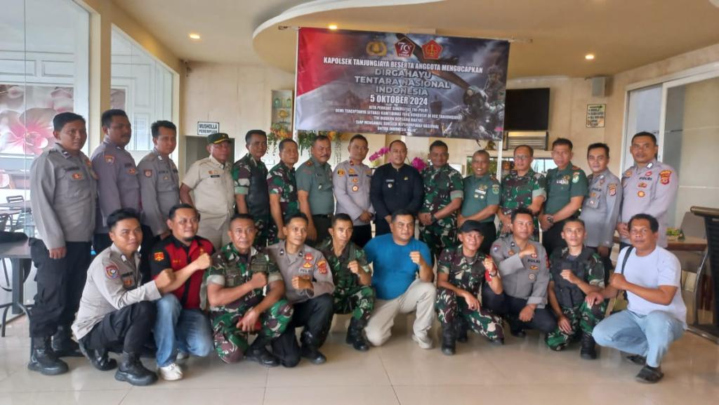 HUT ke-79 TNI, Polsek Tanjungjaya Berikan Kejutan kepada Koramil 1214/Sukaraja