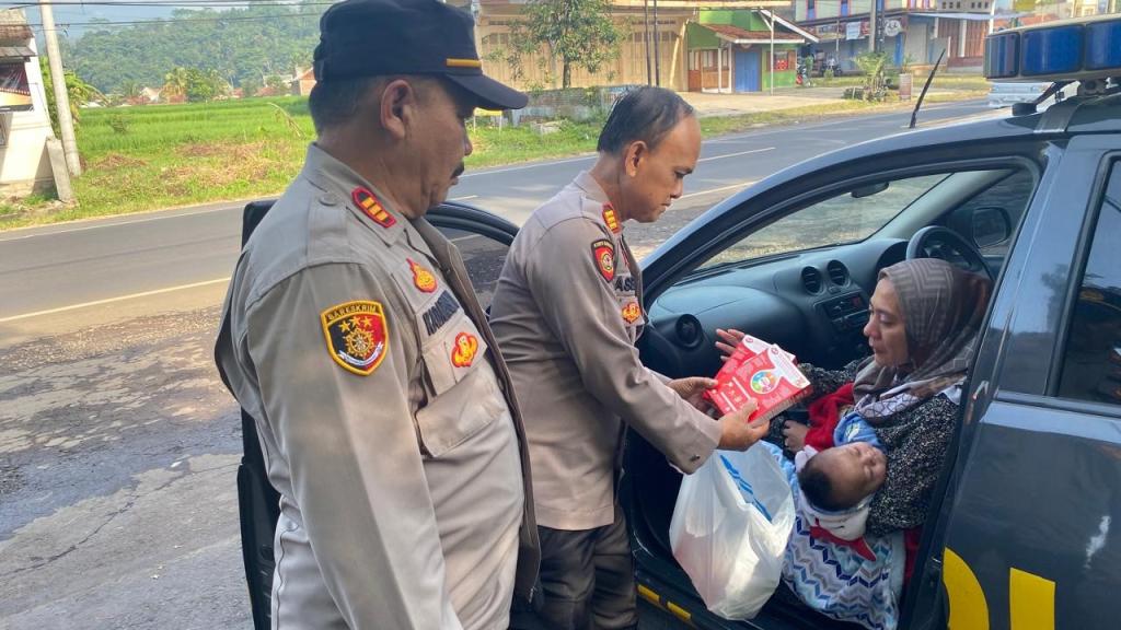 Ibu dan Bayinya Telantar di Ciawi Saat Mudik, Polisi Bantu Pulangkan ke Bandung