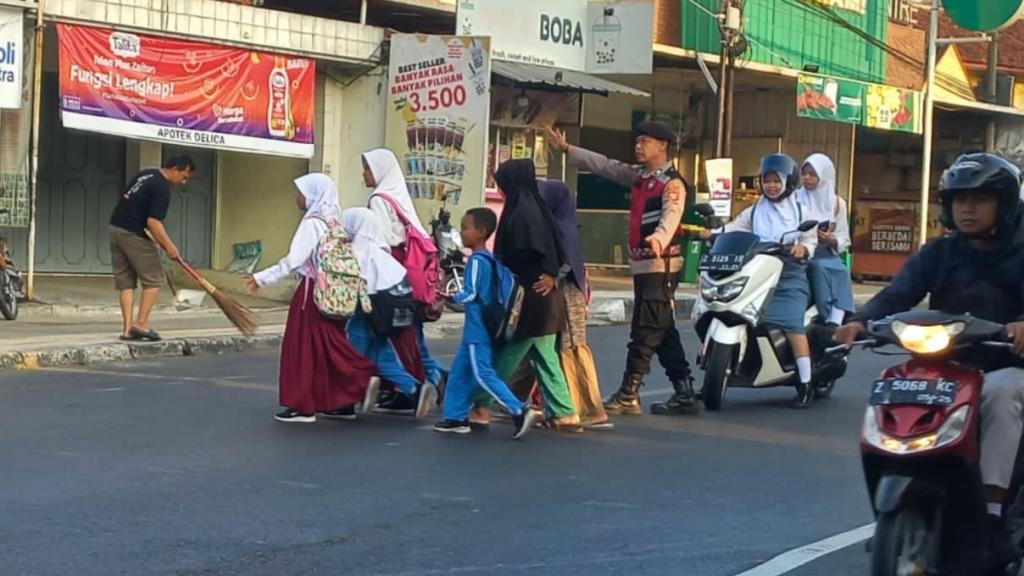 Polsek Cisayong Polres Tasikmalaya Kota Lakukan Pengaturan Lalu Lintas Pagi untuk Mewujudkan Kamseltibcarlantas