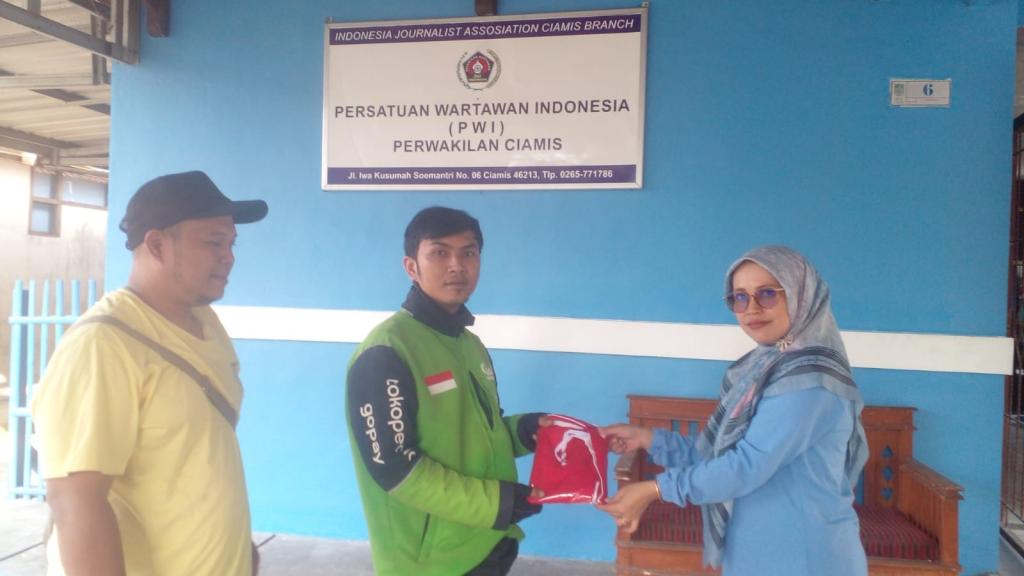 Sambut HUT ke-79 Kemerdekaan RI, PWI Ciamis Bagikan Bendera Merah Putih
