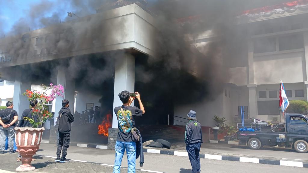 Tuding Pj Wali Kota Tasikmalaya Abai Soal PPDB, Puluhan Massa Bakar Ban di Bale Kota