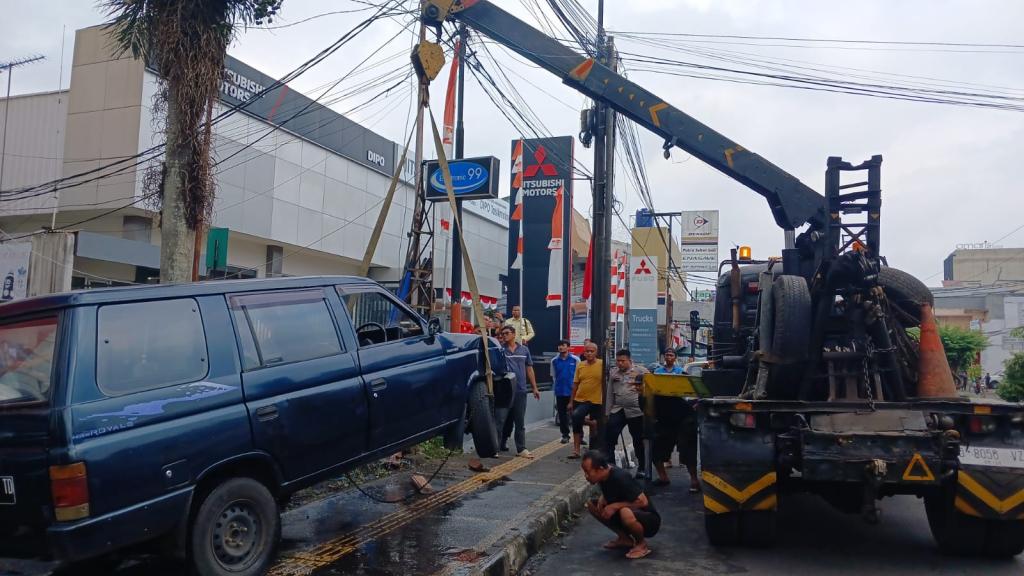 Panther Seruduk Dealer Mitsubishi di Jalan HZ Mustofa Kota Tasikmalaya