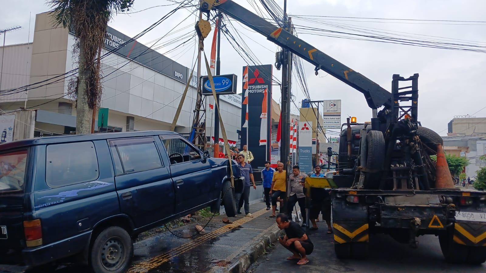 Panther Seruduk Dealer Mitsubishi di Jalan HZ Mustofa Kota Tasikmalaya