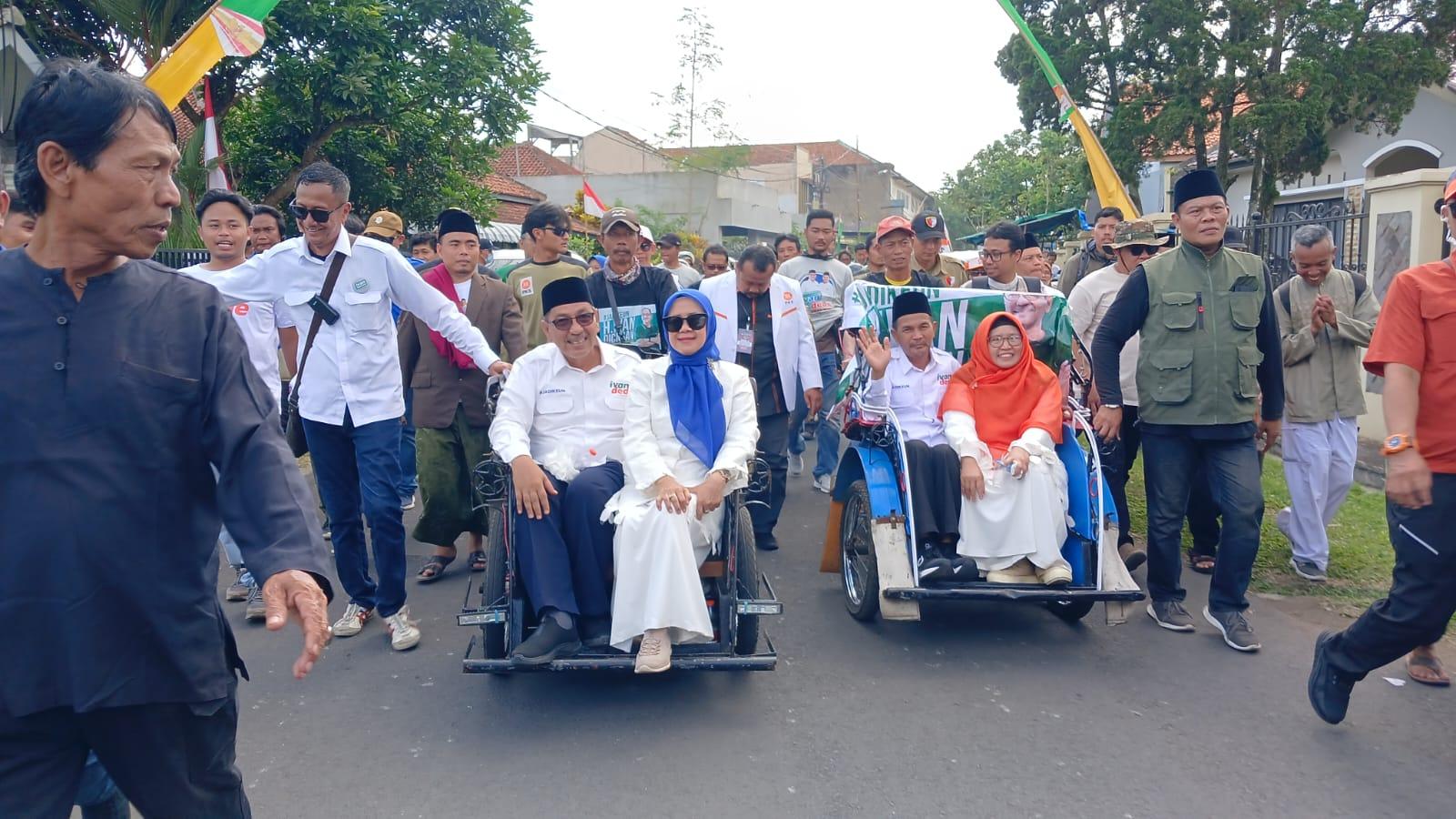 Pasangan Ivan Dicksan-Dede Muharram Daftar ke KPU Kota Tasikmalaya Naik Becak Diantar Ribuan Pendukung