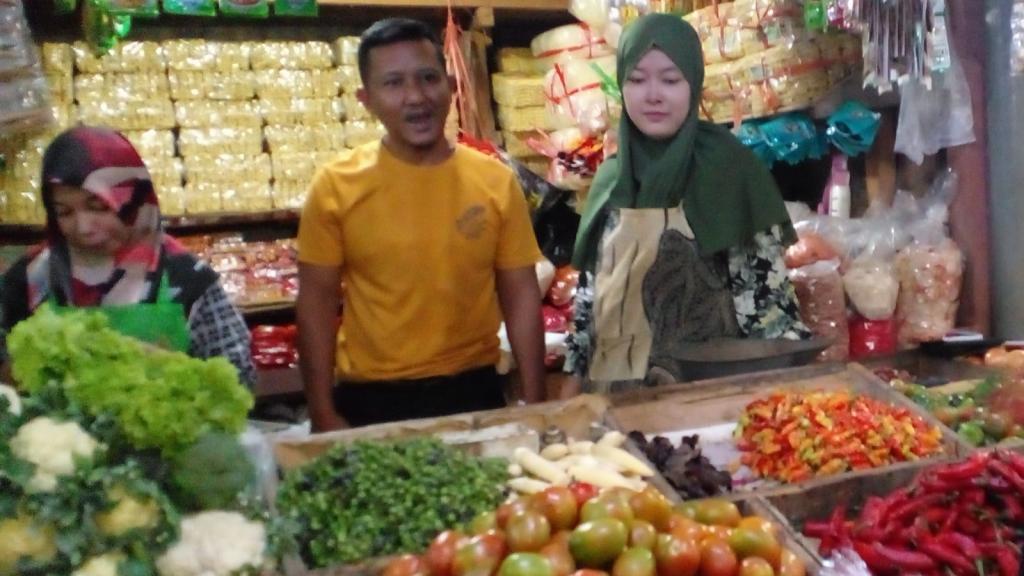 Harga Cabai Merah dan Cabai Rawit di Pasar Manis Ciamis Anjlok