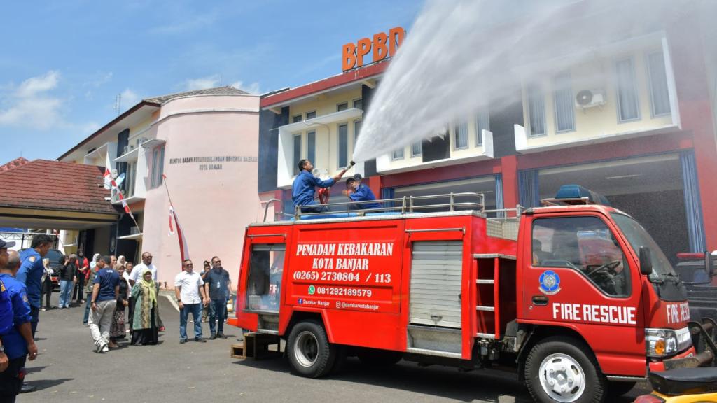 Bank BJB Serahkan Dua Unit Pompa Air untuk Mendukung Operasional Damkar Kota Banjar