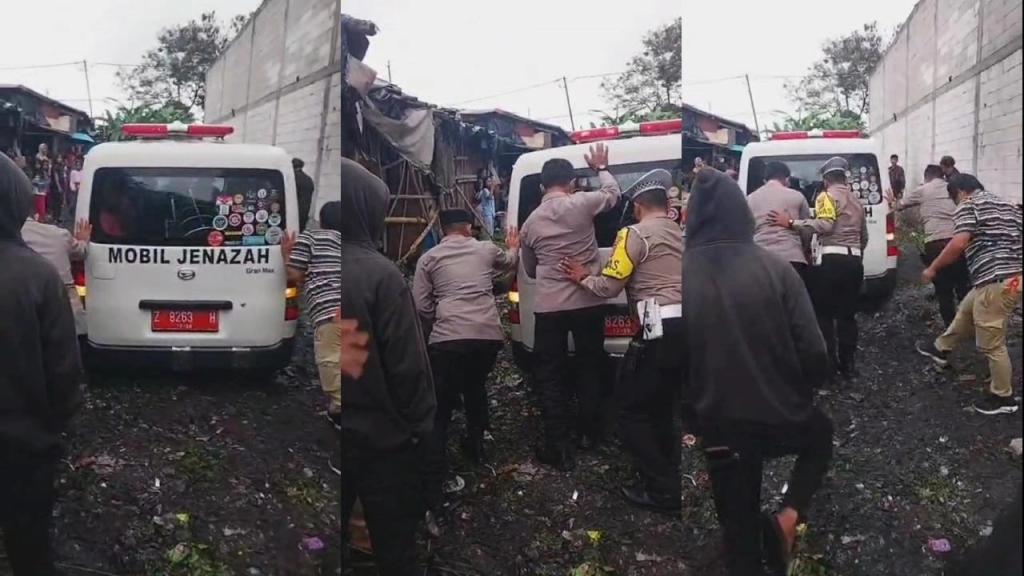 Polisi Dorong Mobil Jenazah yang Terjebak Tanah Labil di Sangkali Tasikmalaya