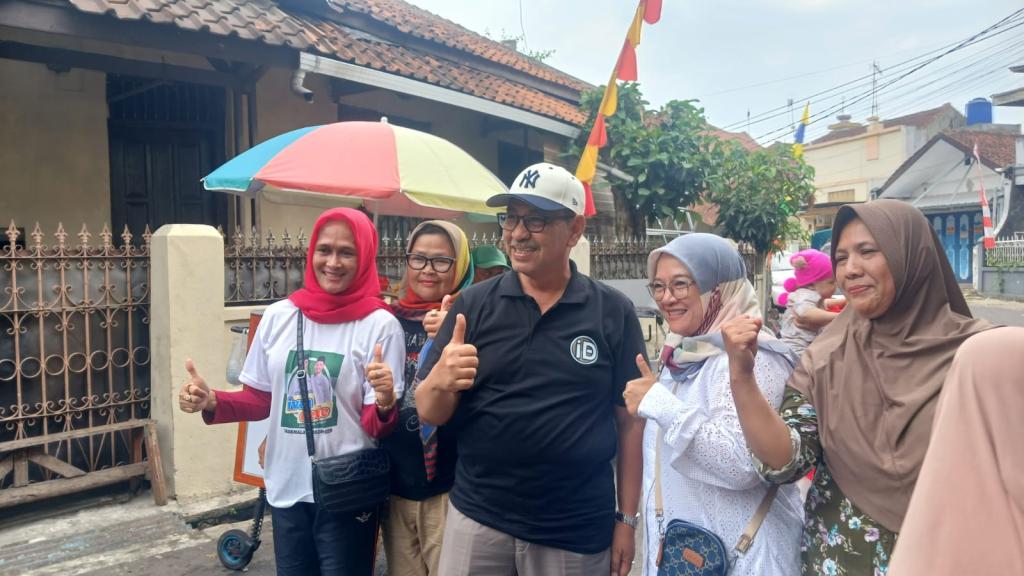 Emak-emak Warga Pabrik Es Berebut Foto dengan Bacawalkot Tasikmalaya Ivan Dicksan